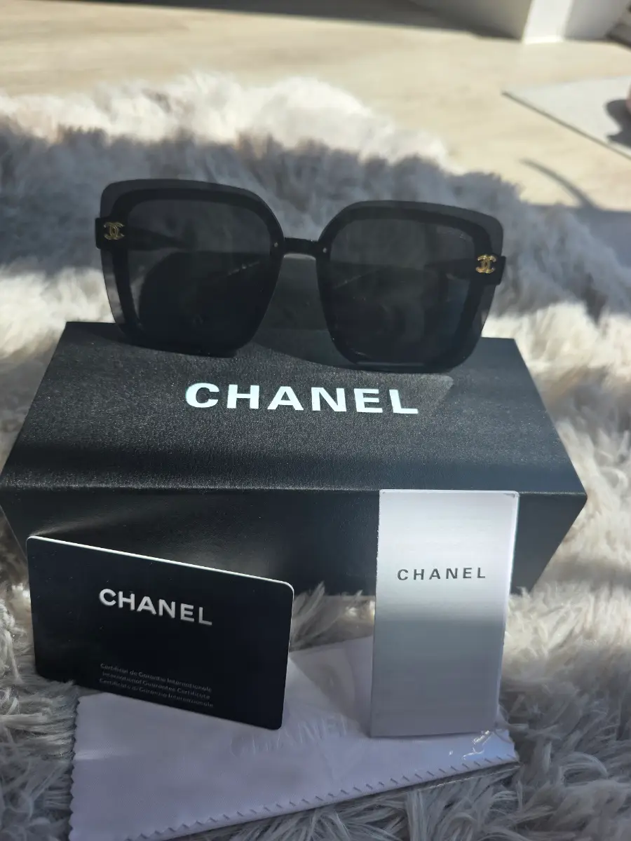 women sunglassed