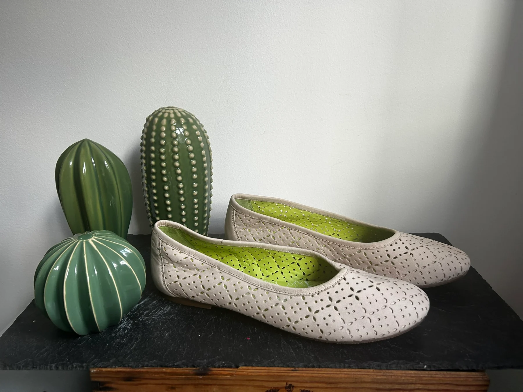 Gorgeous cream ballet flats by Moshulu, size 8 / 42