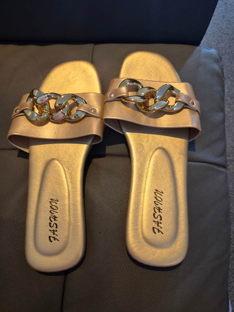 gold flip flop sandals, size 7