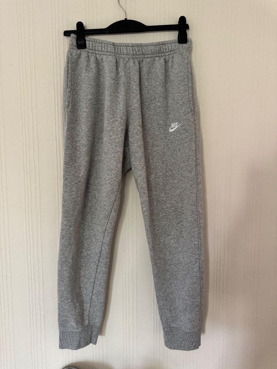 Nike Grey Fleece Joggers – Size Medium – Classic Cuffed Sweatpants