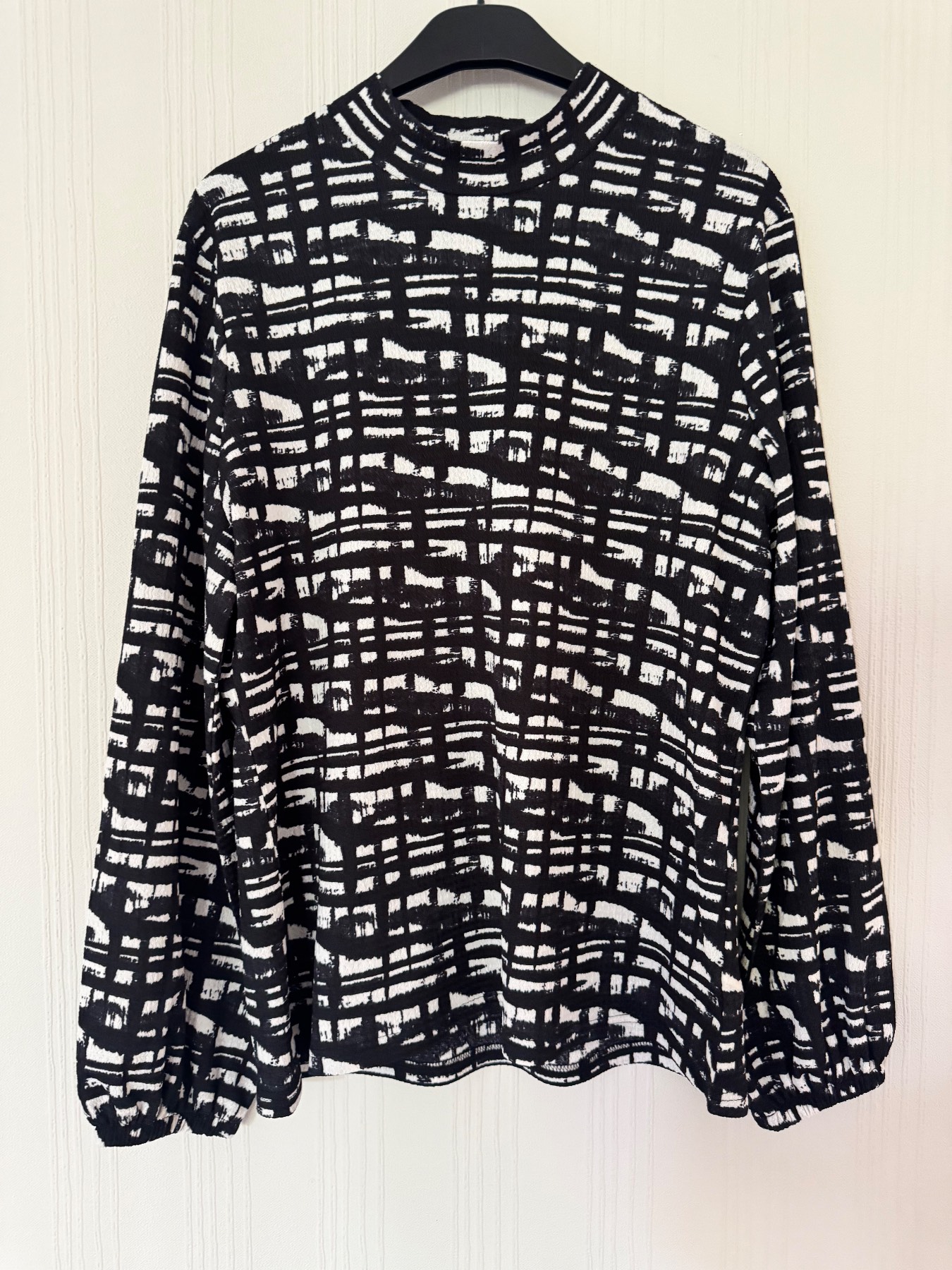 Black and white high neck peacocks top size 18