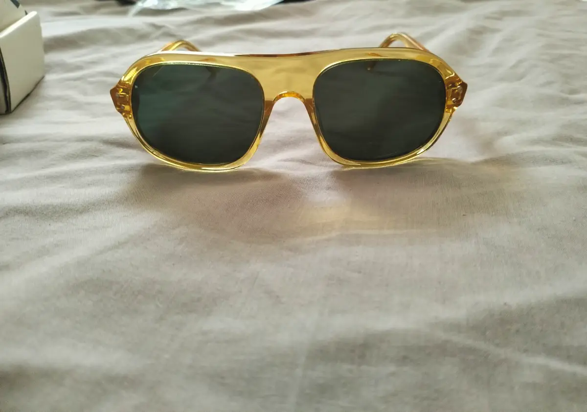 Unisex Retro Polarised Sunglasses Transparent Yellow Frame Dark Green Lens. New