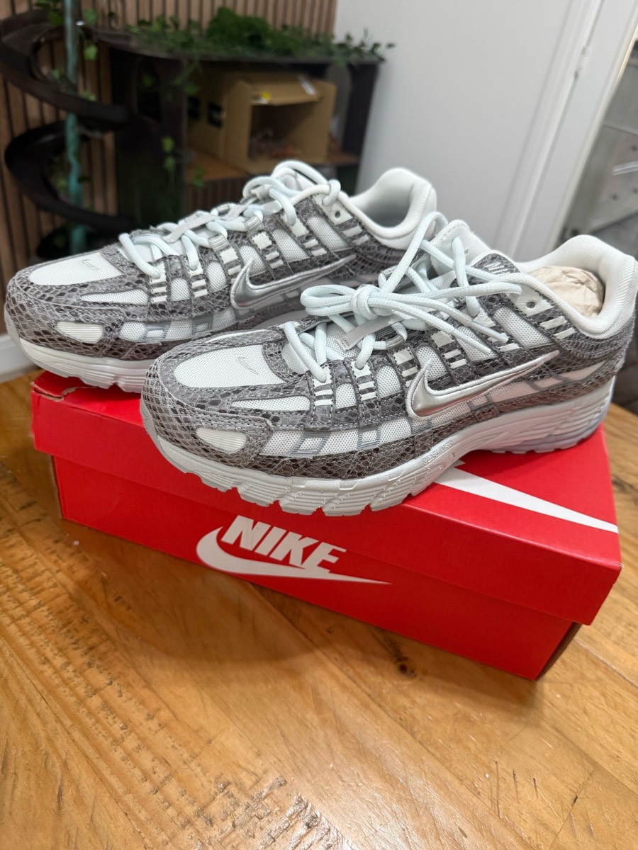 Nike P-6000 SE White Metallic Silver UK 8 / EU 42.5 – Brand New