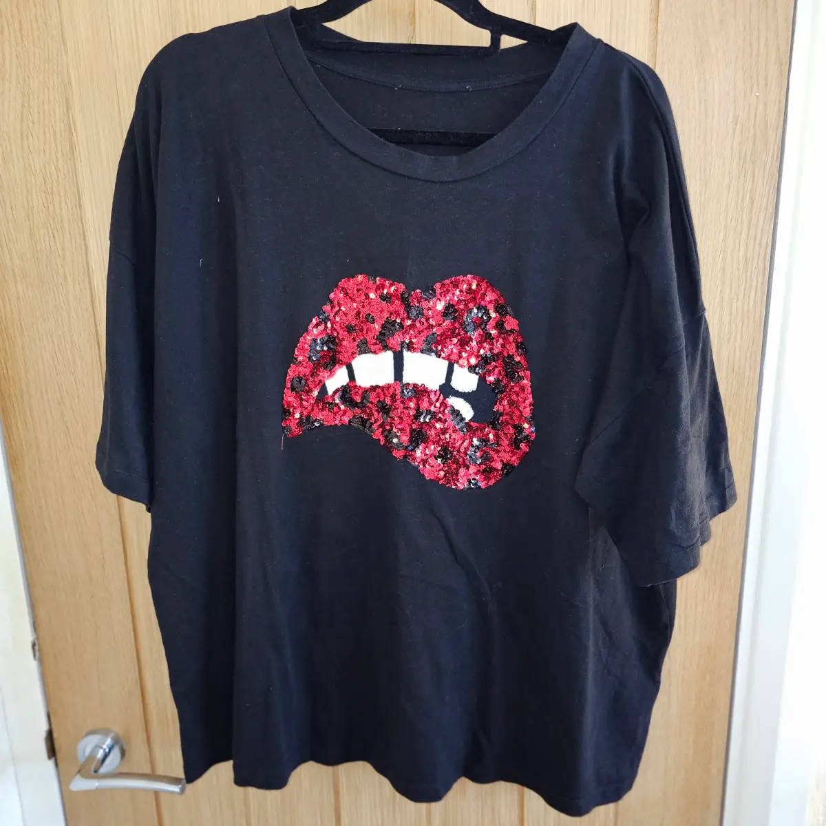 JD Williams Black Sequin Lips T-Shirt Size 26