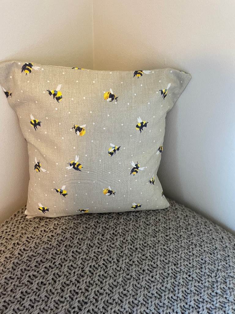 Cute Bee Design Cushion Cover, 45 x 45cm