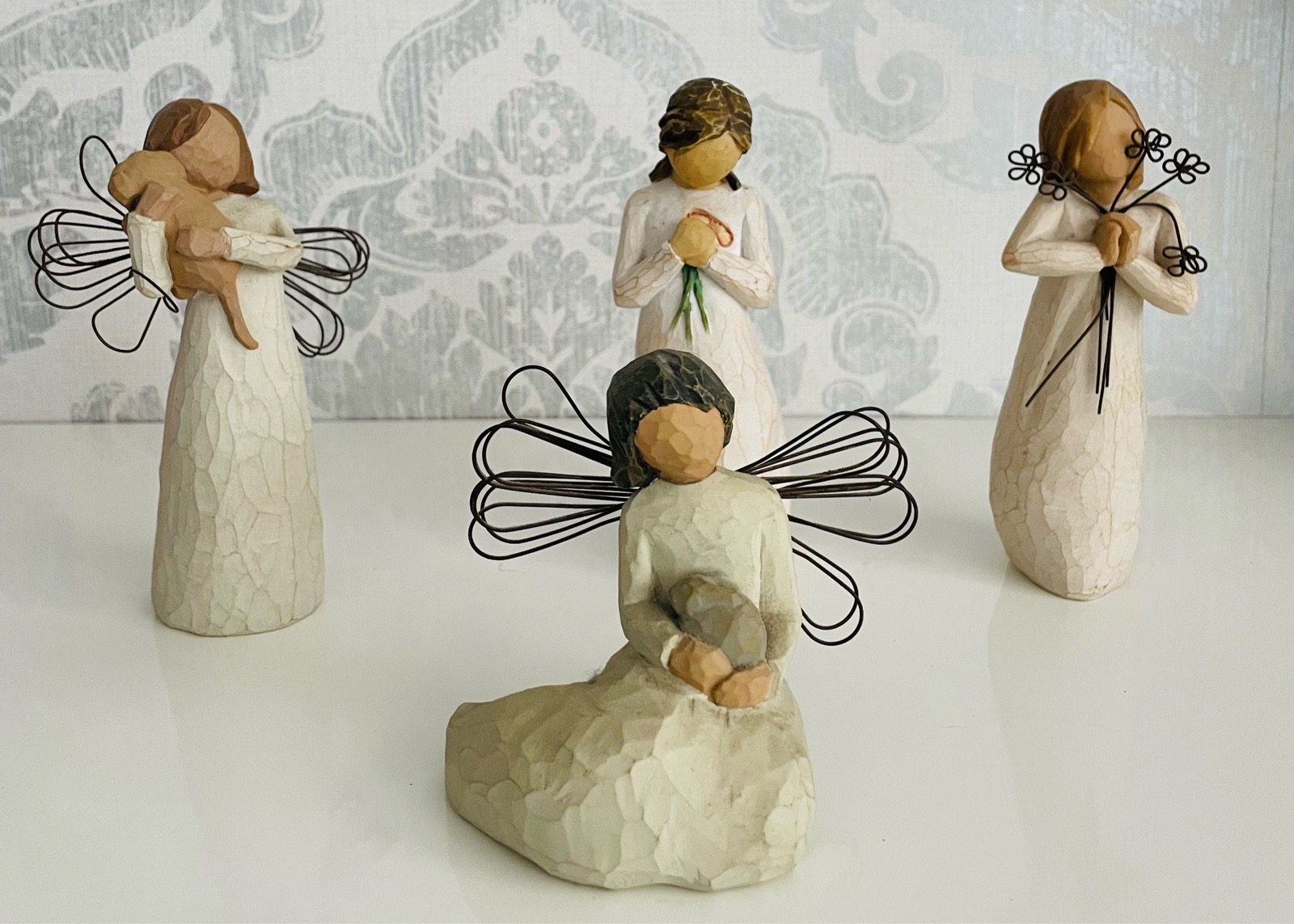 Four Willow Tree angels themed figures in vgc