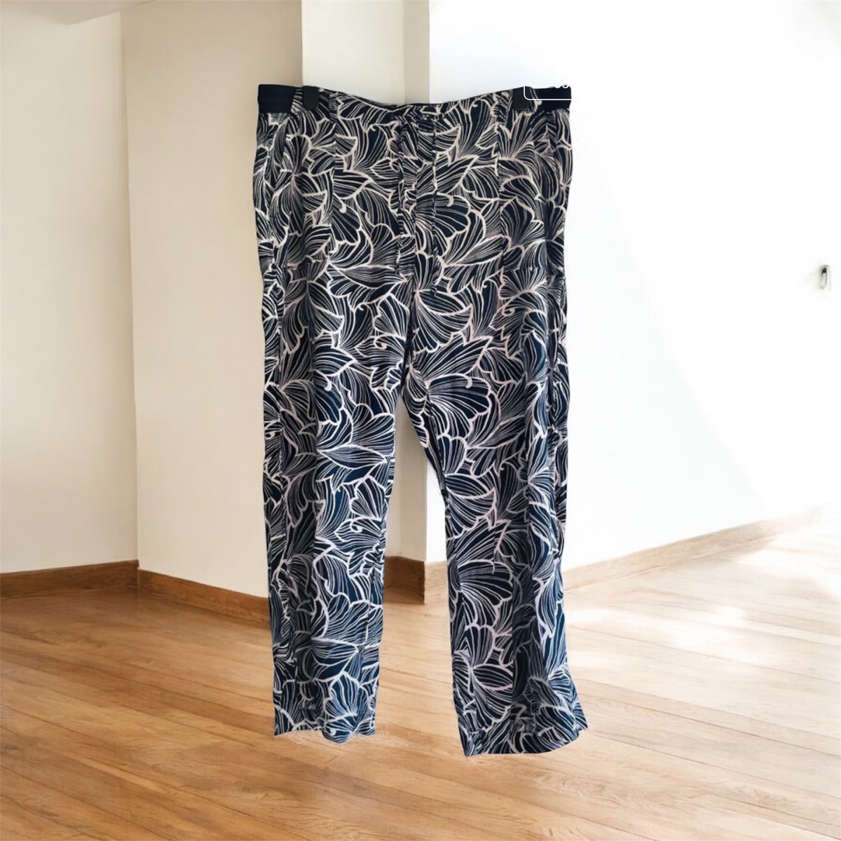 Beautiful linen mix wide leg trousers from M & S in navy & cream size 18 pockets