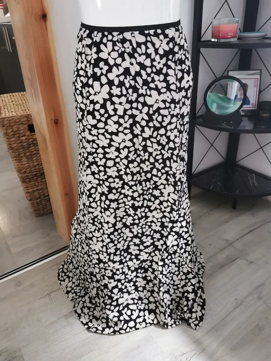 Vero Moda Elasticated Waistband Maxi Skirt In Mono Floral, Size XS
