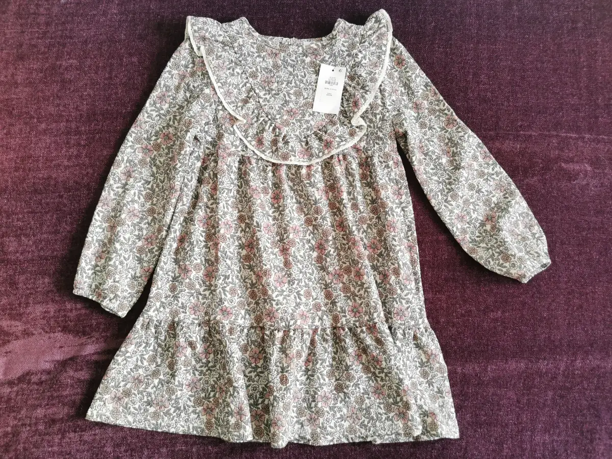 Primark girls long sleeve floral dress, Size 6-7 Years