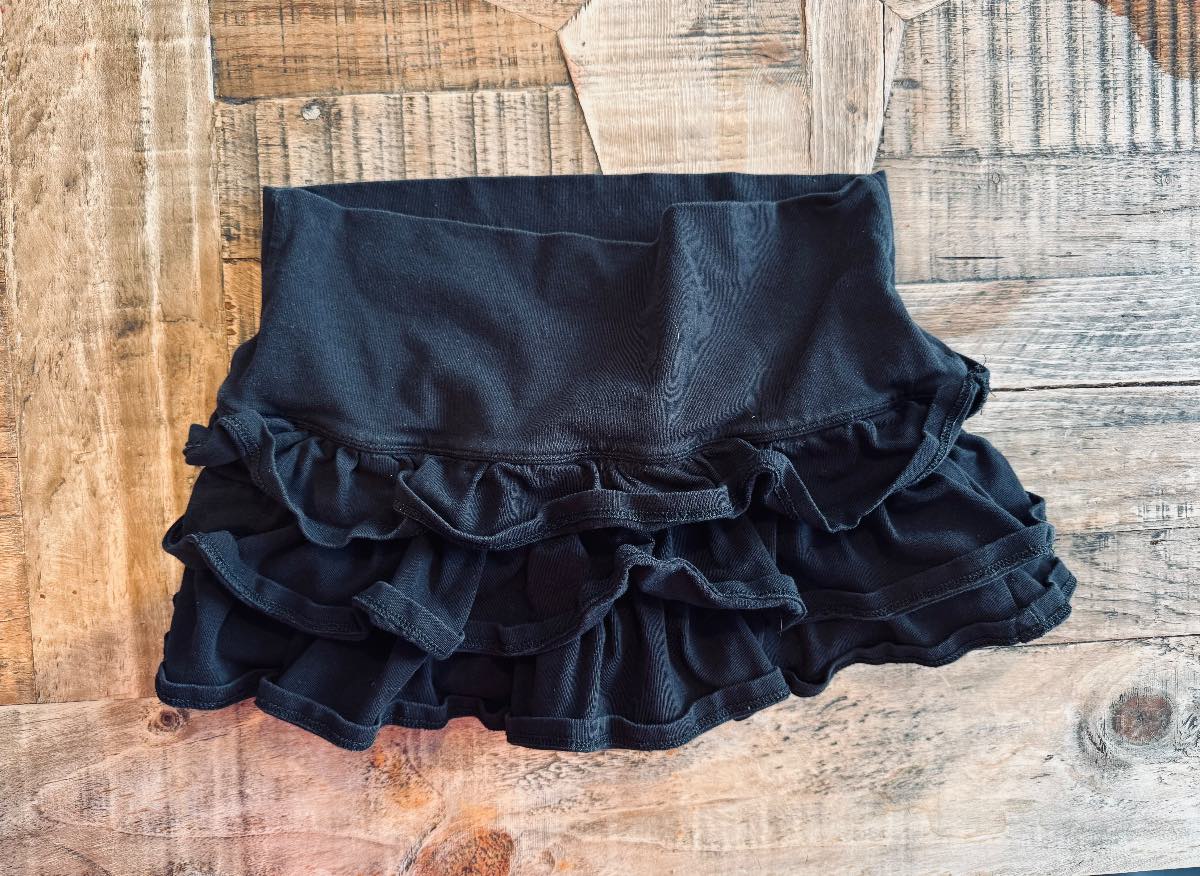 Subdued black mini ruffle skort