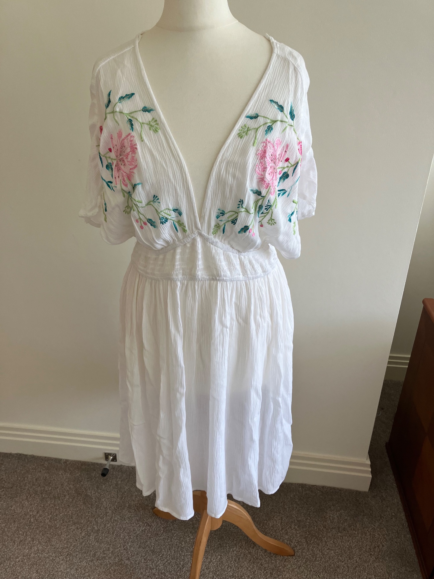 White floral v neck dress  size small