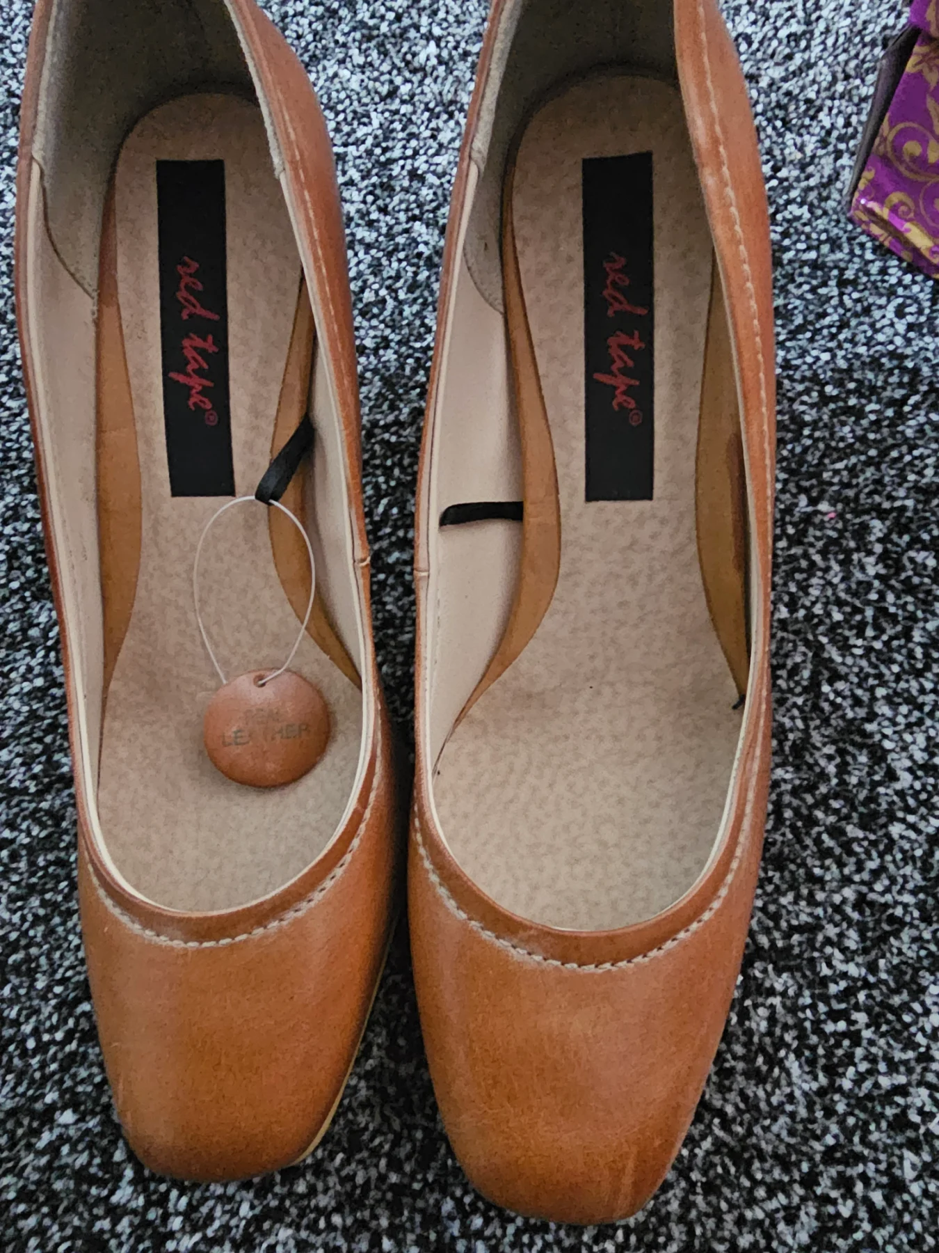 Women tan colour heel shoes brand new without tag