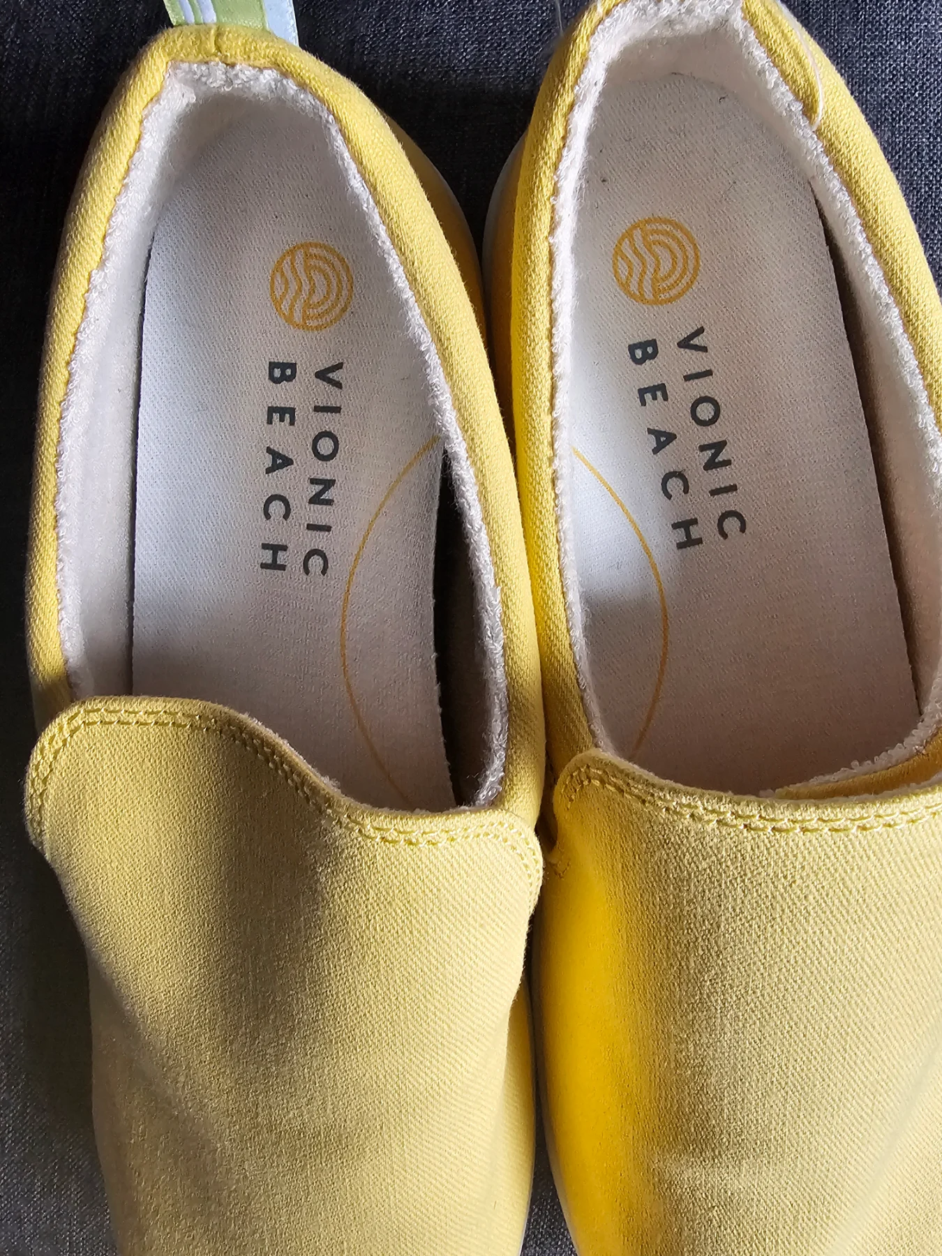 Women yellow vionic beach shoes size 7