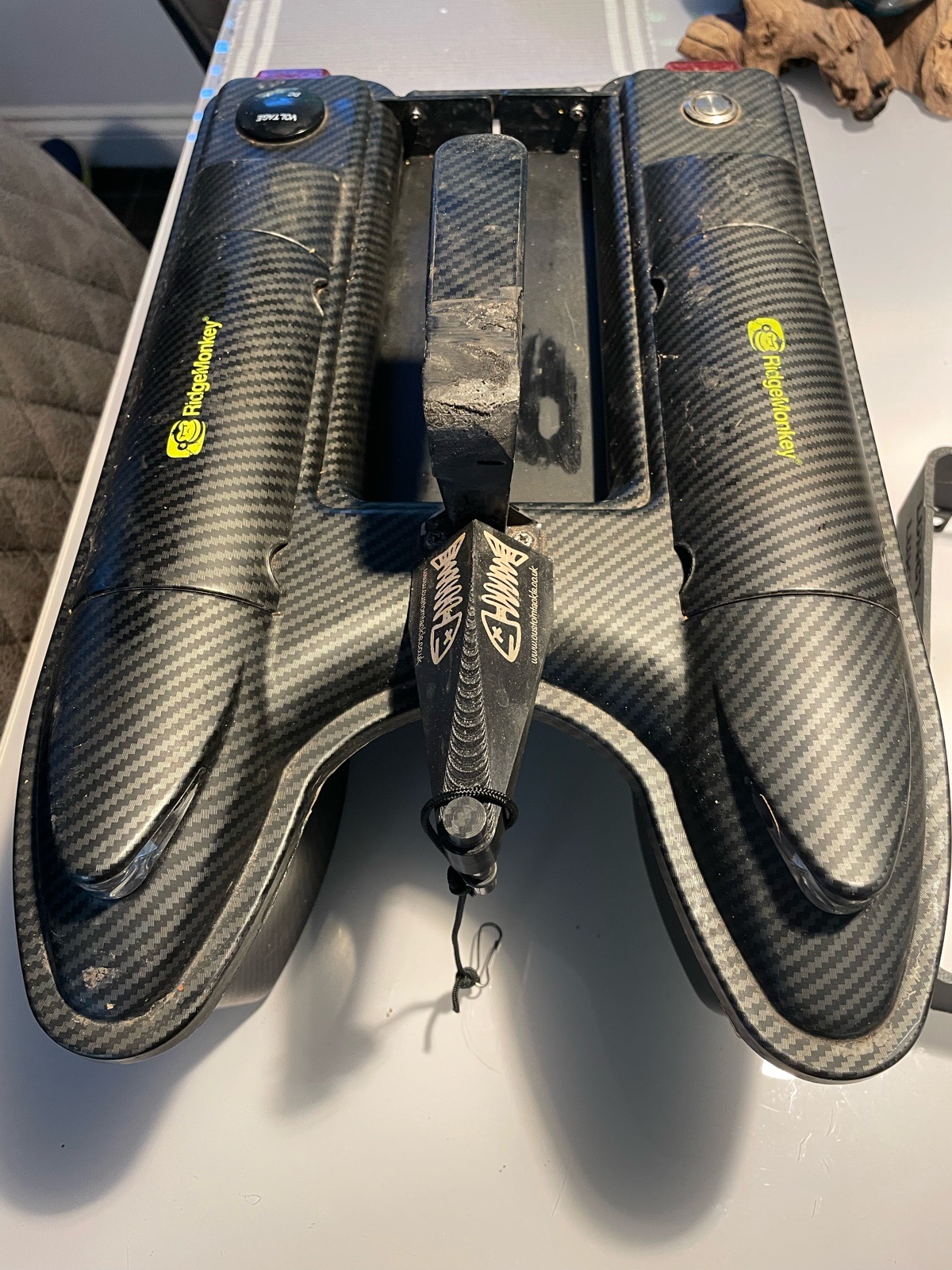 RidgeMonkey Bait Boat - Hunter 750 with Sonar Mounts and Bag