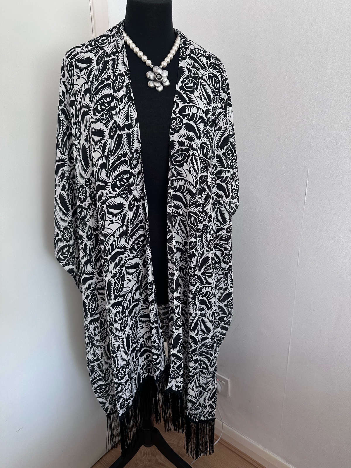 New Peacocks Black & White Floral Fringe Kimono Cover Up One Size
