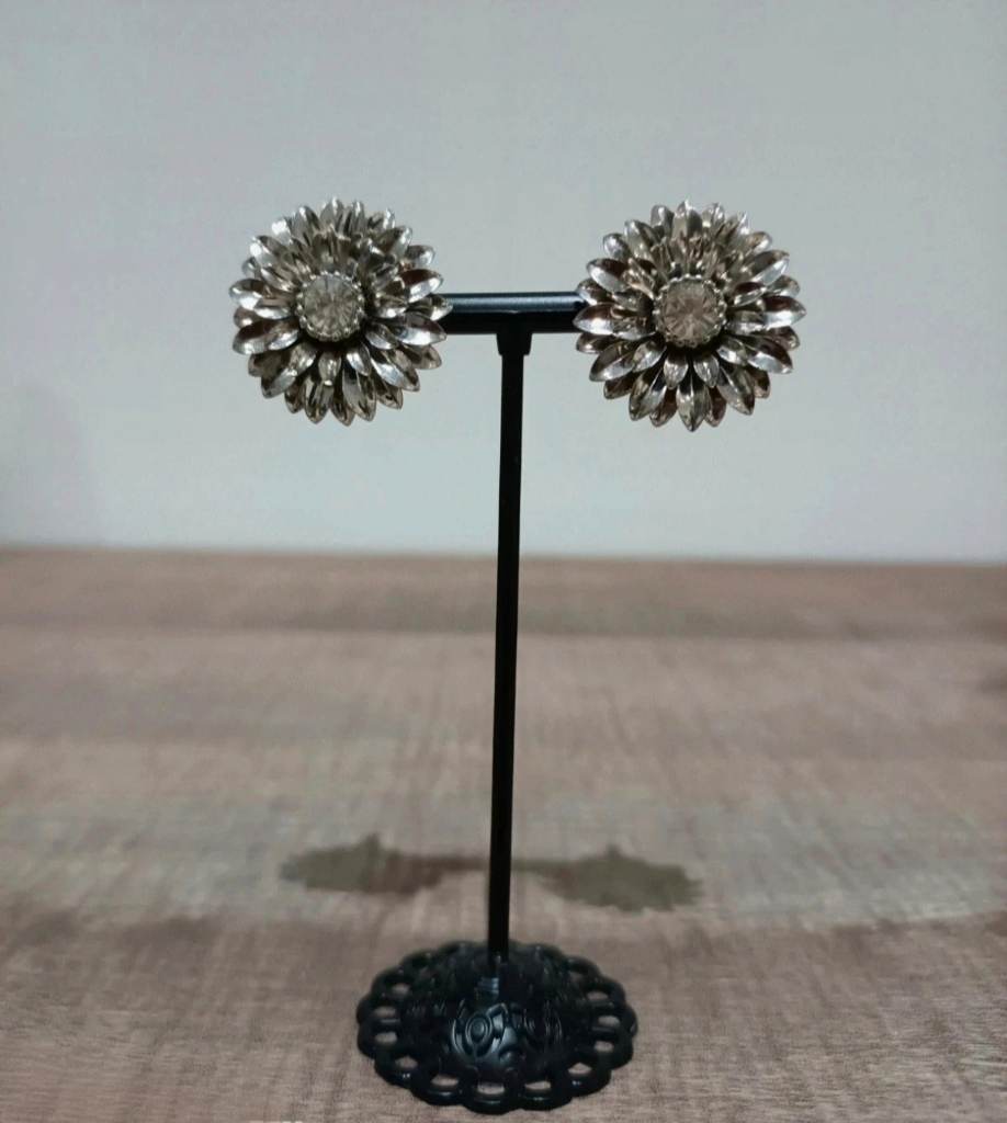 Vintage-Style Silver-Tone Sunflower Stud Earrings with Rhinestone Centers