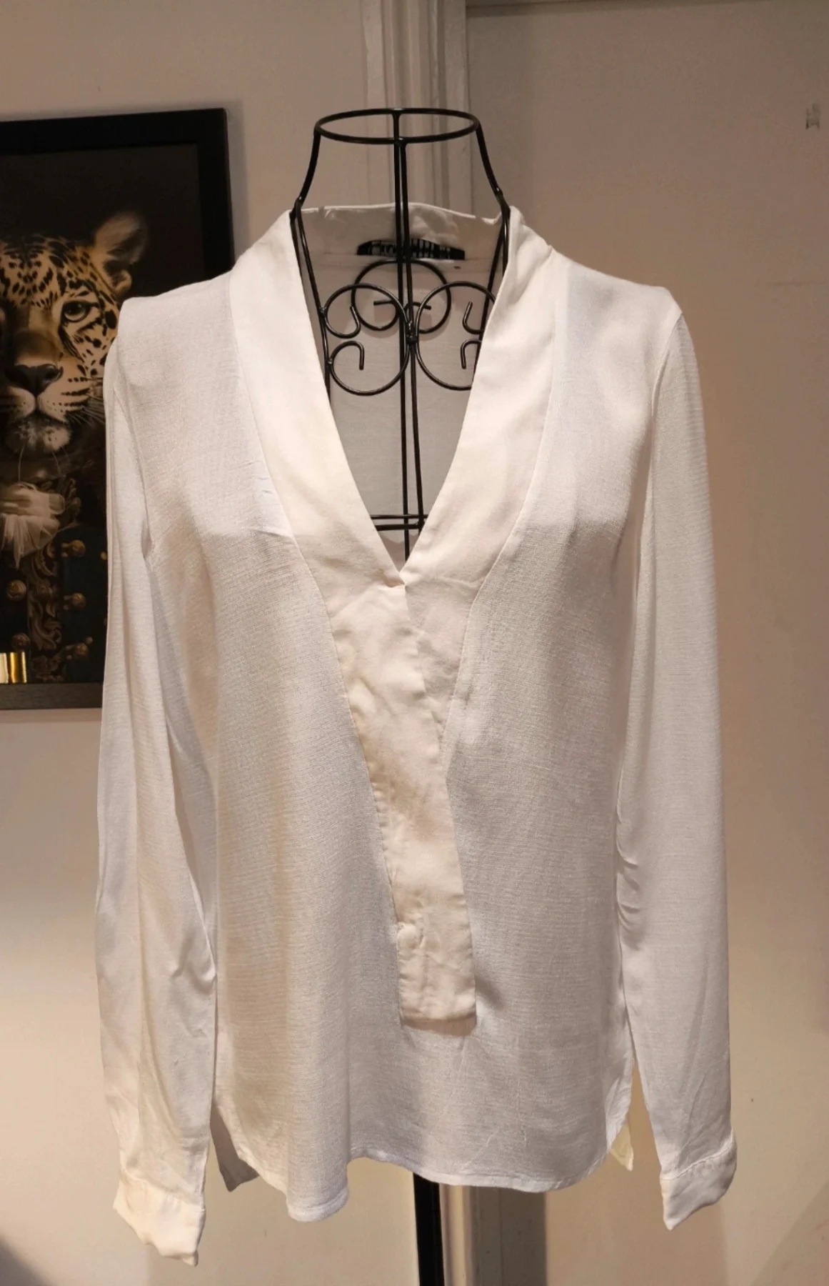 Zara Woman Off-White V-Neck Long Sleeve Blouse (Size M)