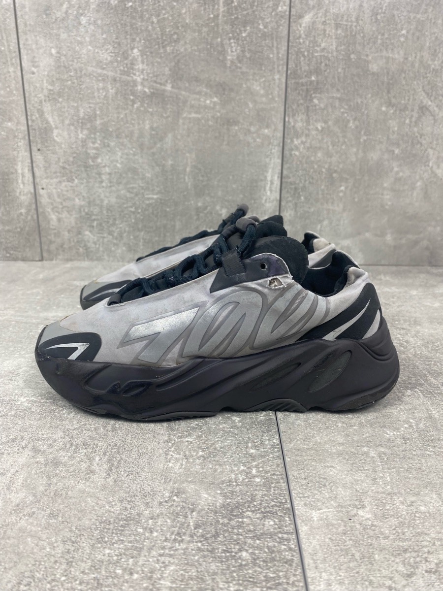Junior / Women’s Adidas Yeezy Boost 700 MNVN Metallic - UK 3.5 (EU 36)