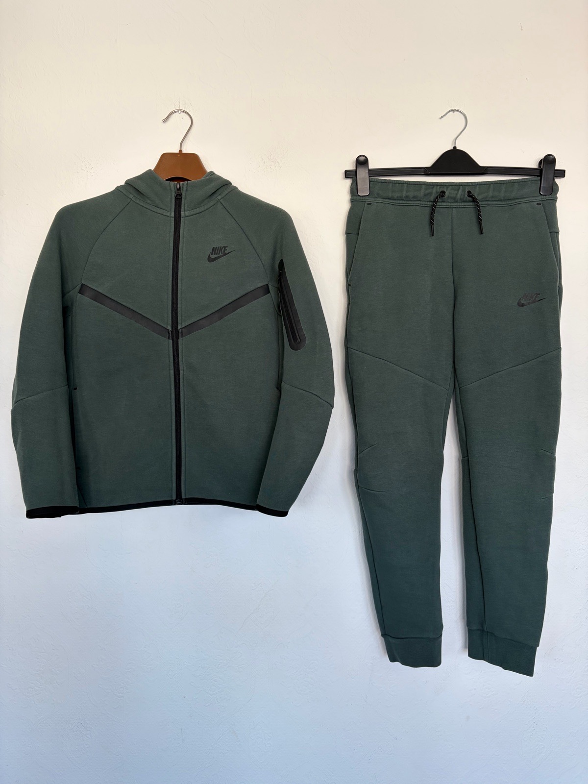 Nike Tech Fleece Tracksuit New Season Boys Size XL 13-15 Years Old