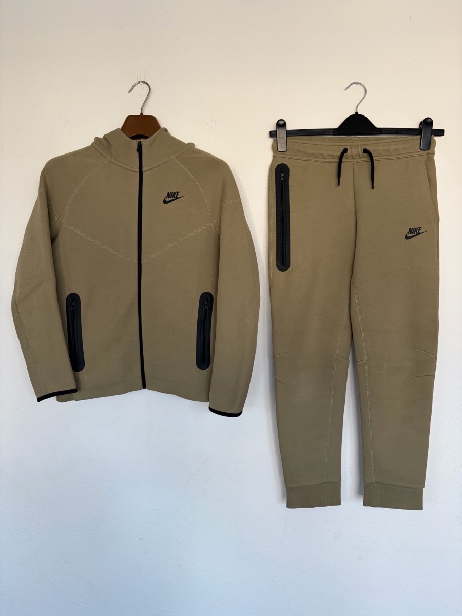 Nike Beige Tech Fleece Tracksuit Boys Size XL 13-15 Years Old