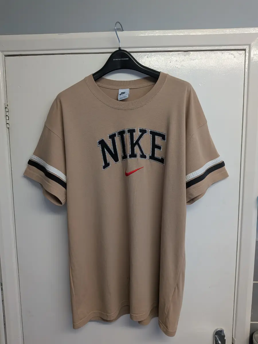 Nike Retro Collegiate Spellout Center Swoosh Stripe Sleeve T-Shirt Tan Men's L