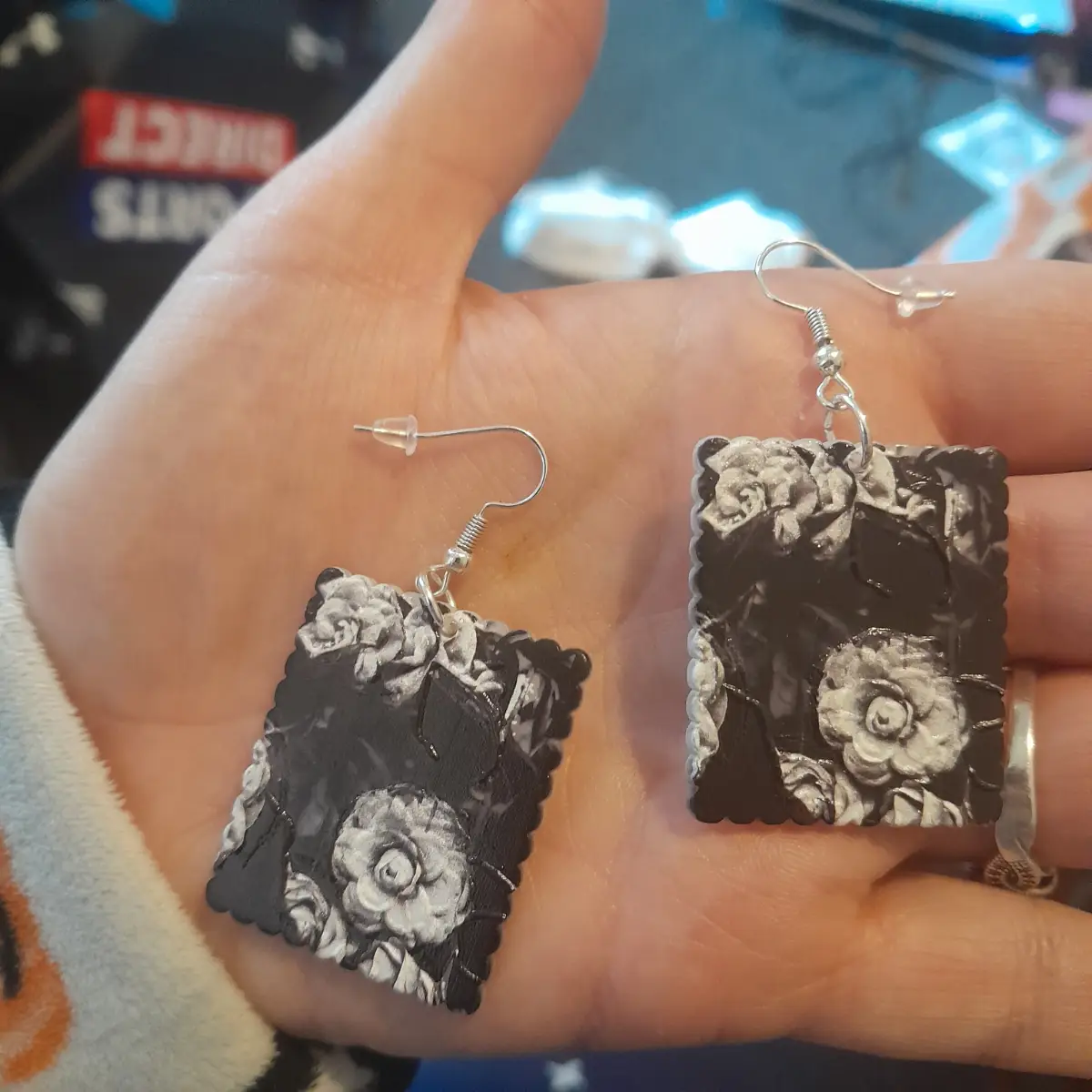 Silver hook black and white flower earrings