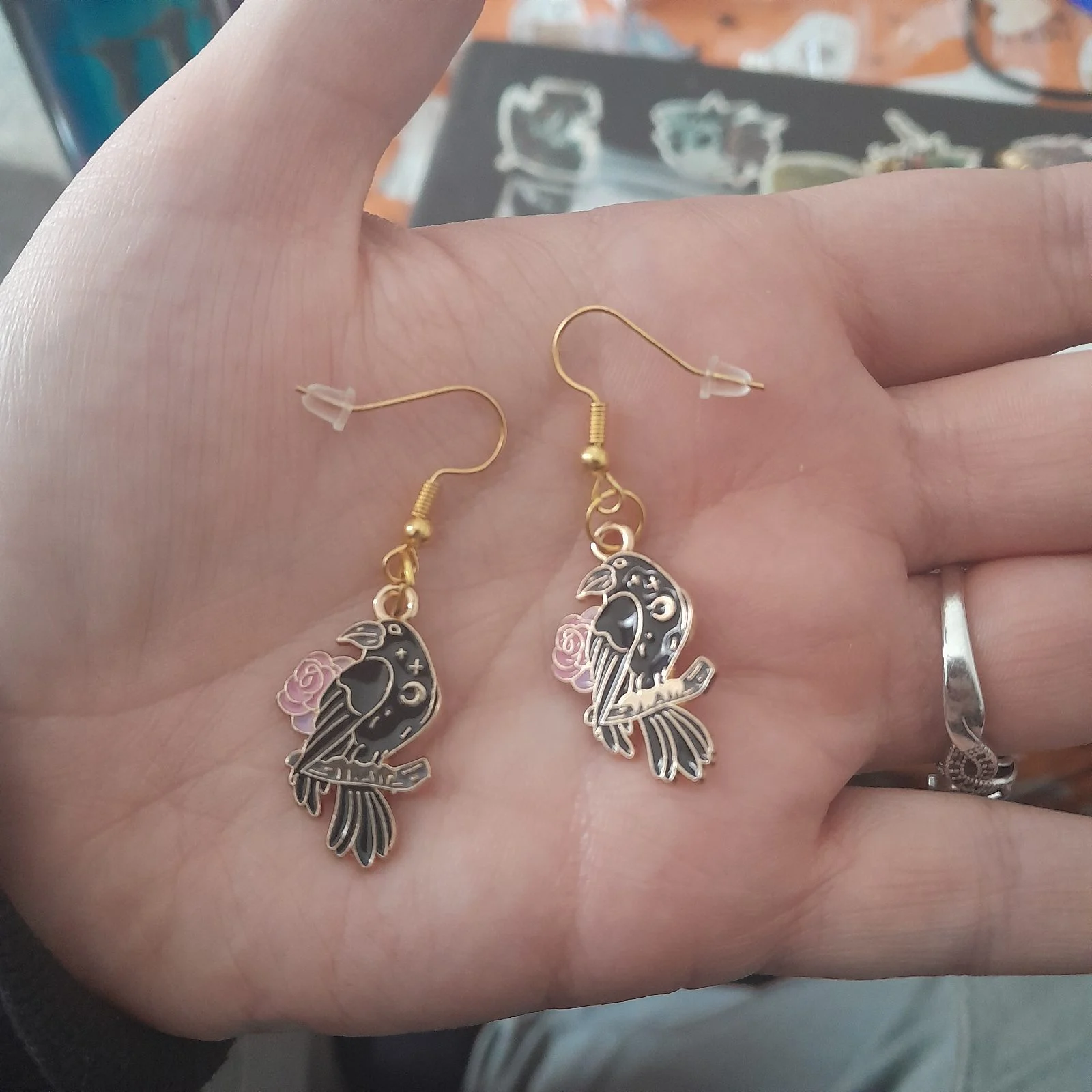 Gold hook raven with rose earrings
