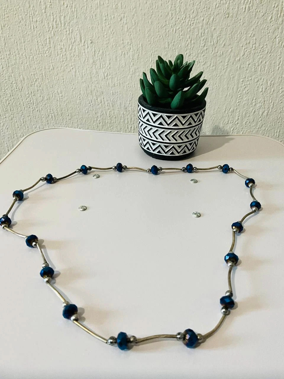 Very Good Vintage Women's Jewelery Stretch Saphire Necklace