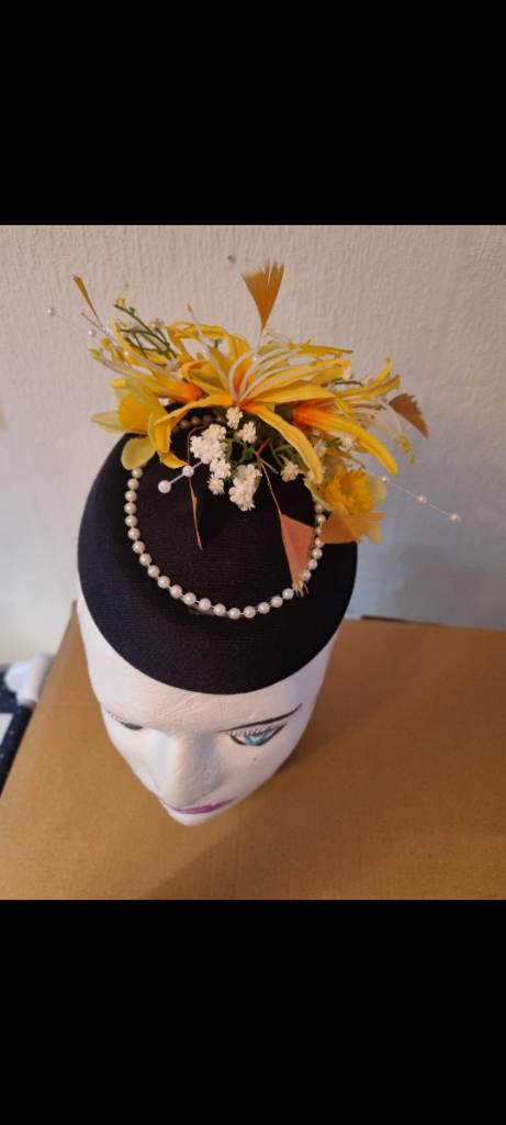 Ladies hats Fascinator black yellow