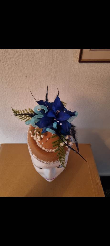 Blue white at the races hat