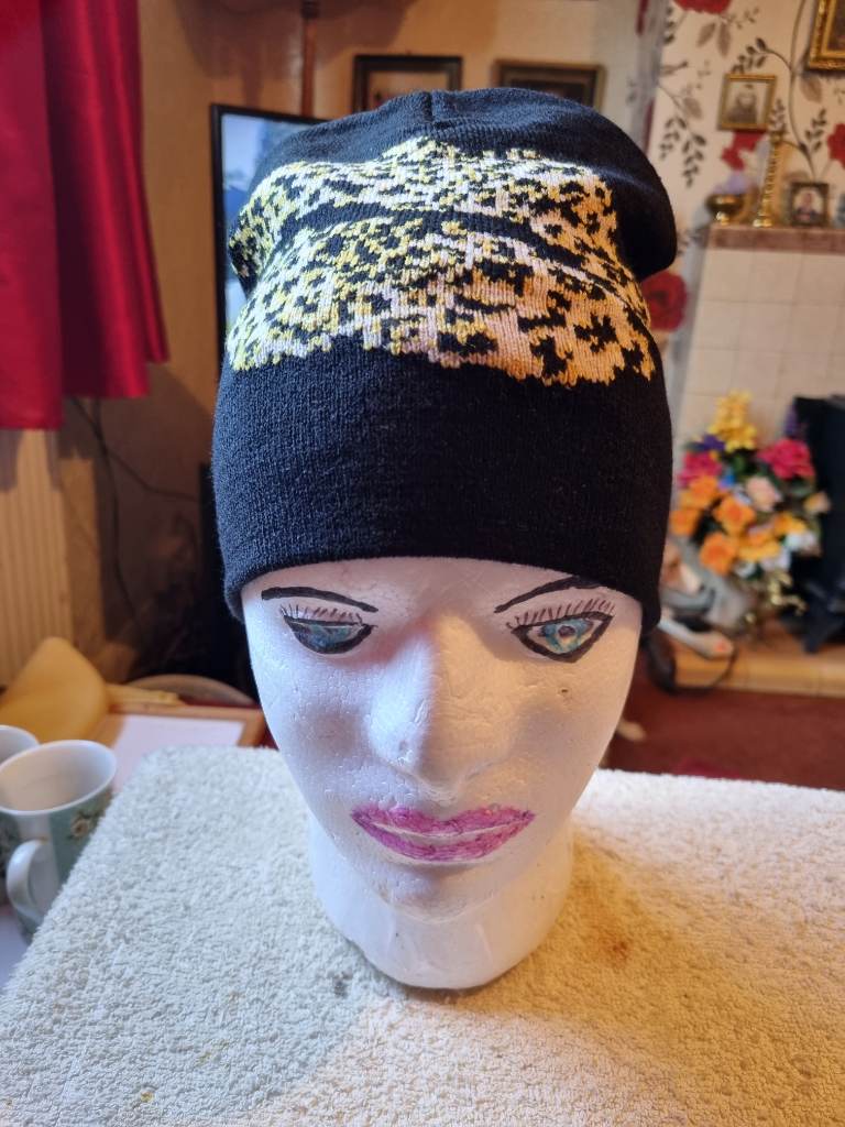 Ladies lip beanie hats