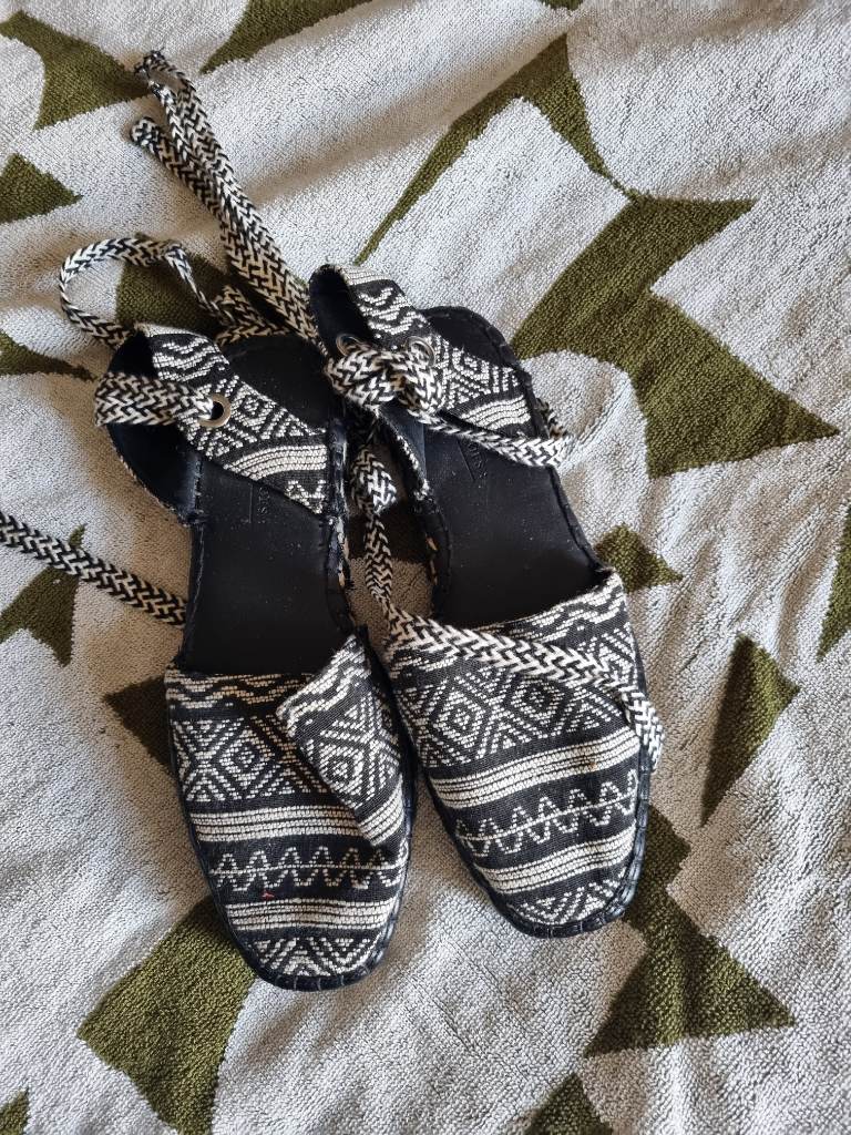 Ladies sandles with lace tie