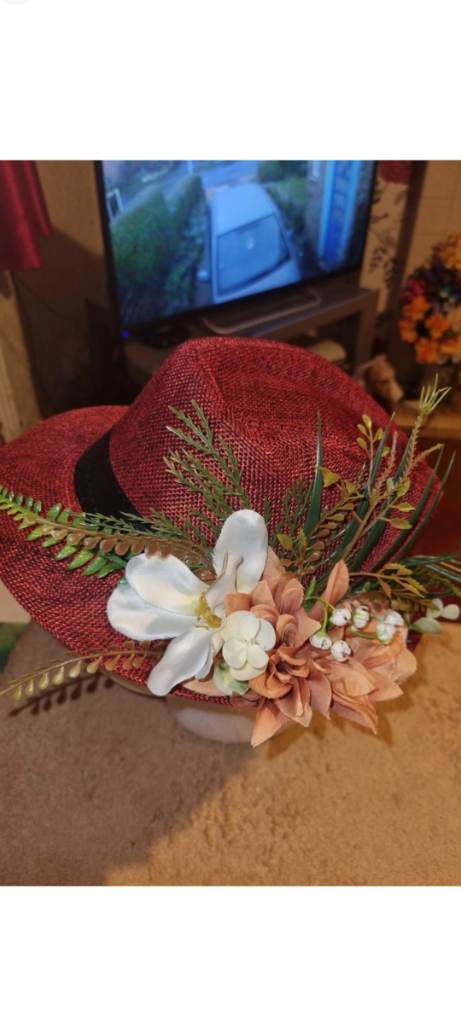 Ladies burgundy trilby hat