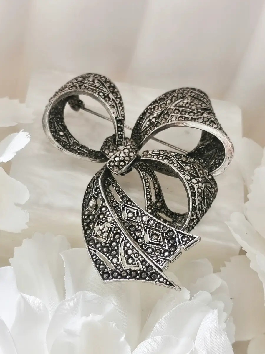 Large vintage silver tone articulated bow brooch with marcasite gems