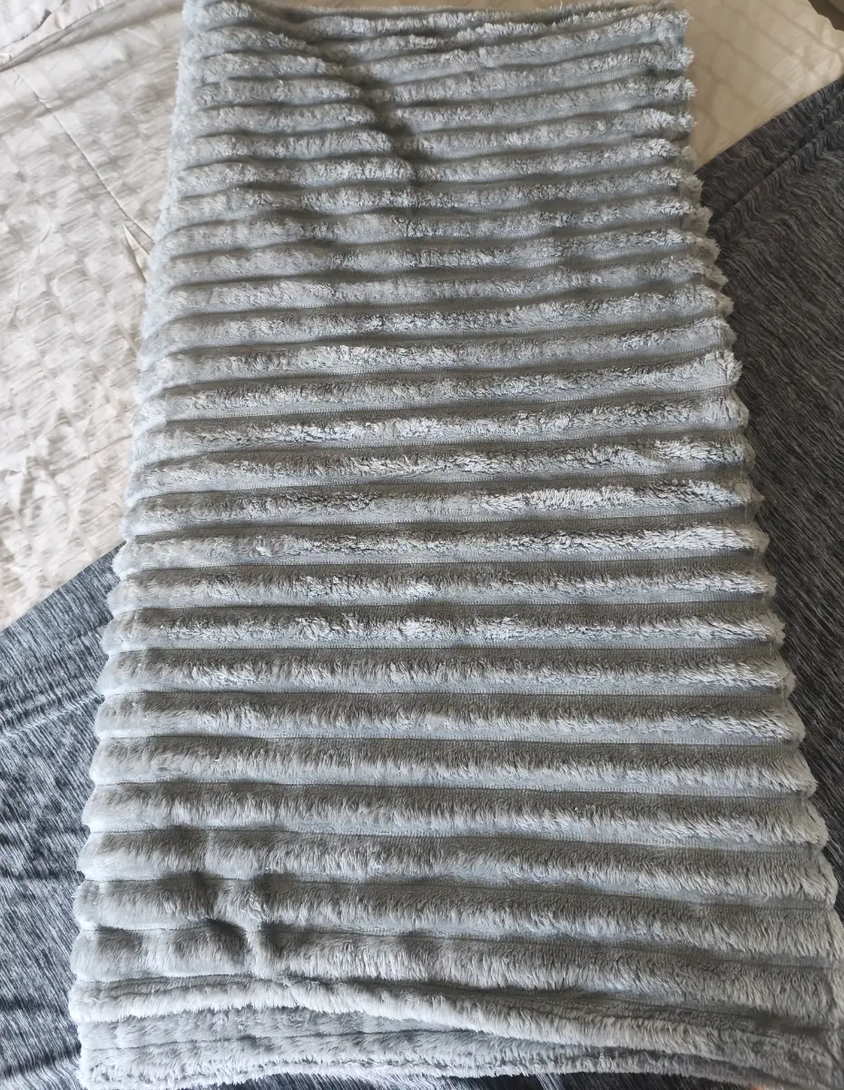 King size Light silver grey faux fur throw blanket 200x230cm