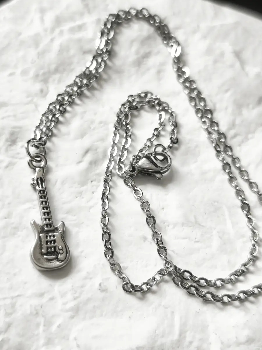 Guitar pendant & chain