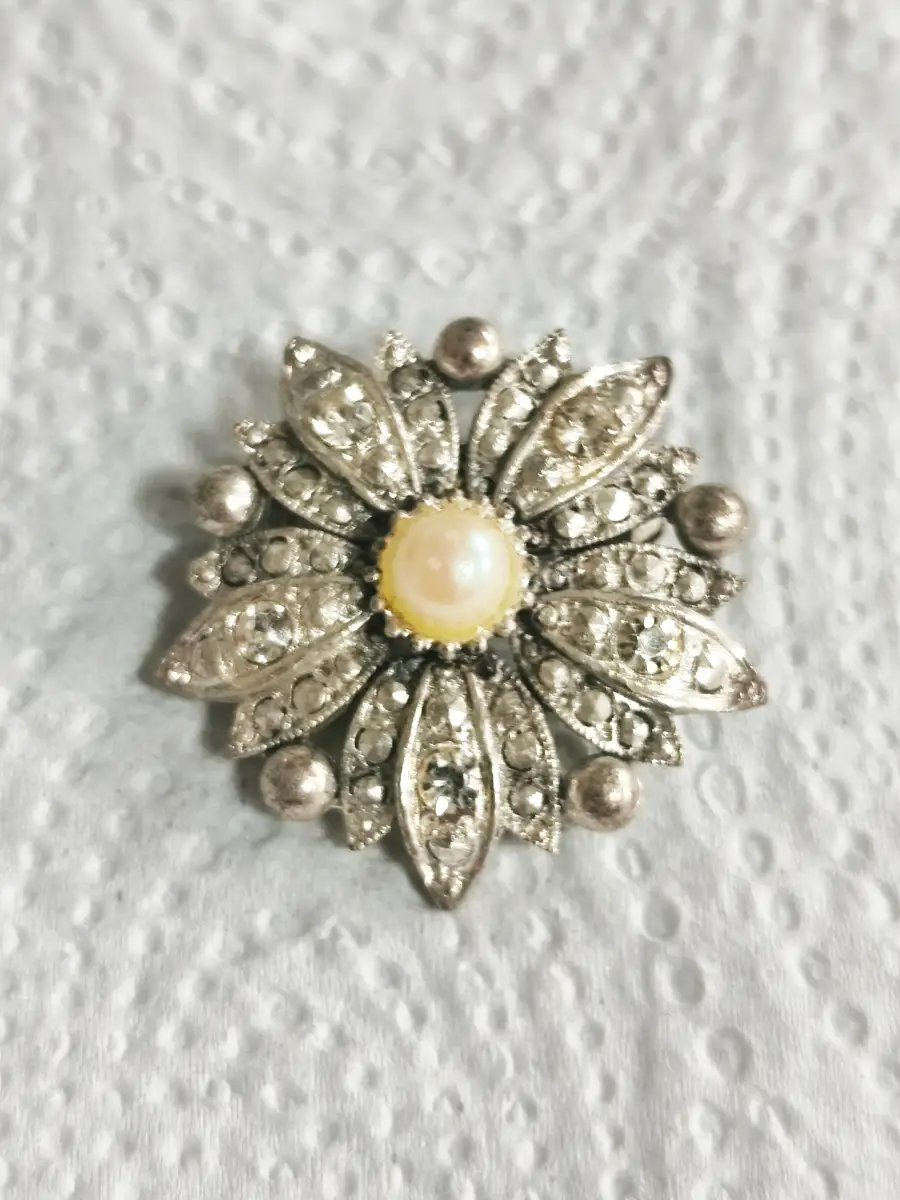 Silver tone flower brooch with faux pearl
