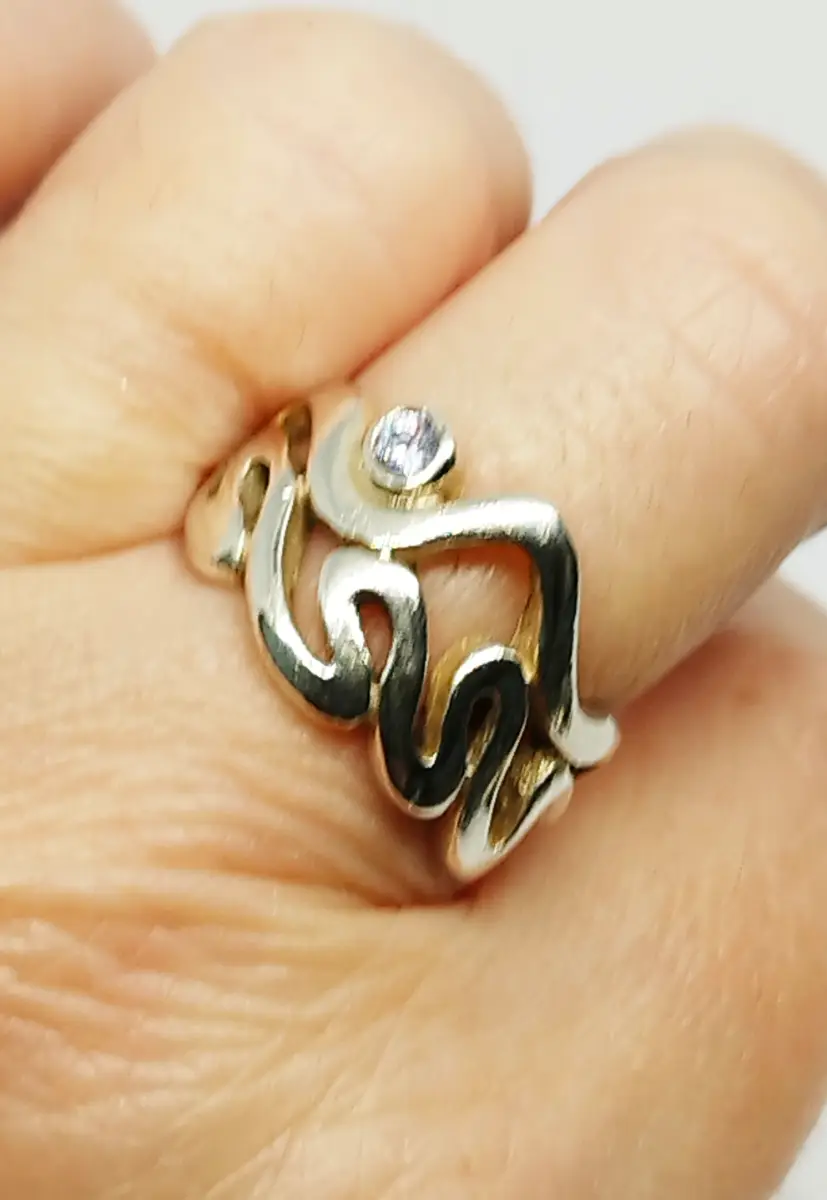 Silver Hallmarked 925 swirl ring with gem size K1/2