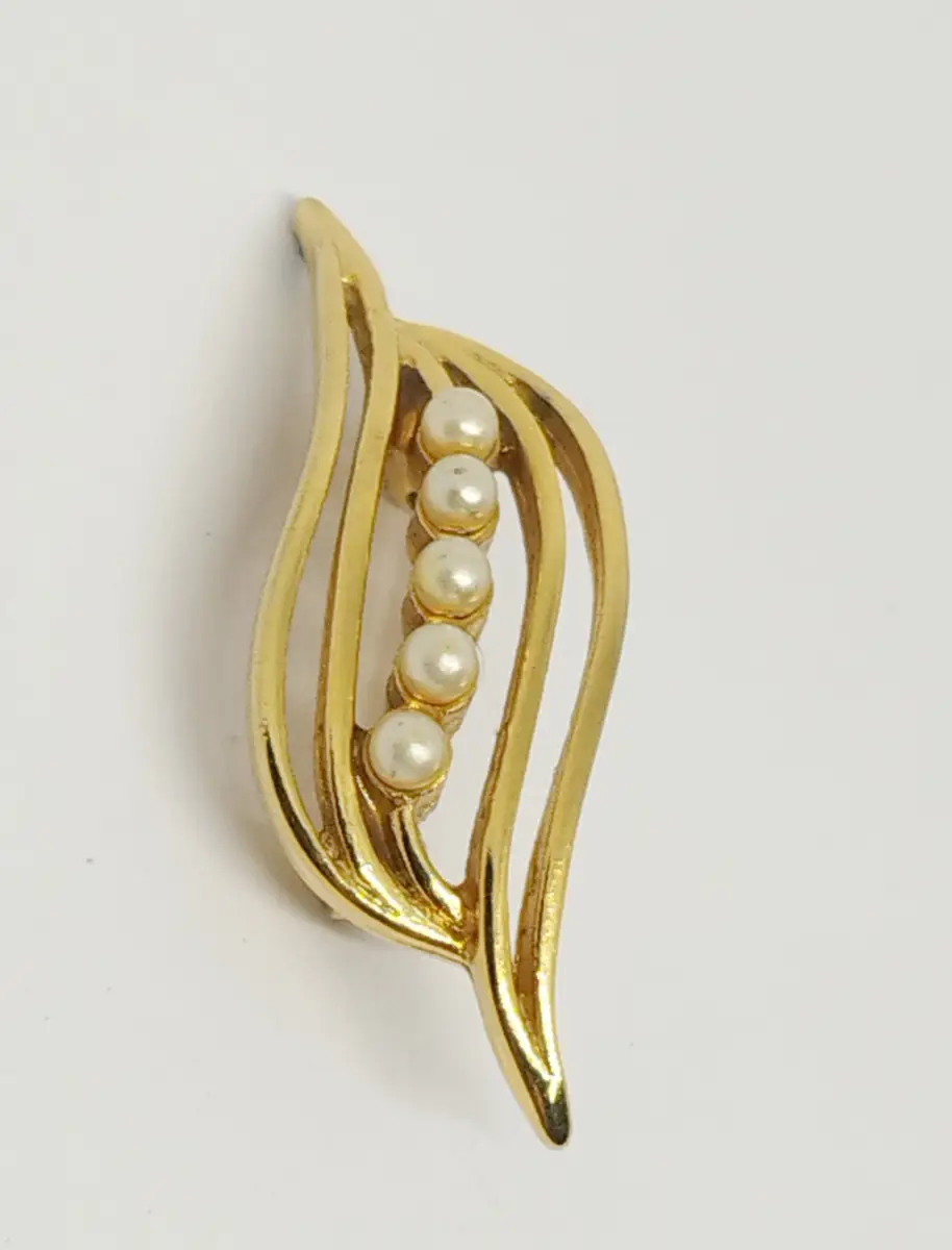 Gold tone leaf brooch with faux pearl beads