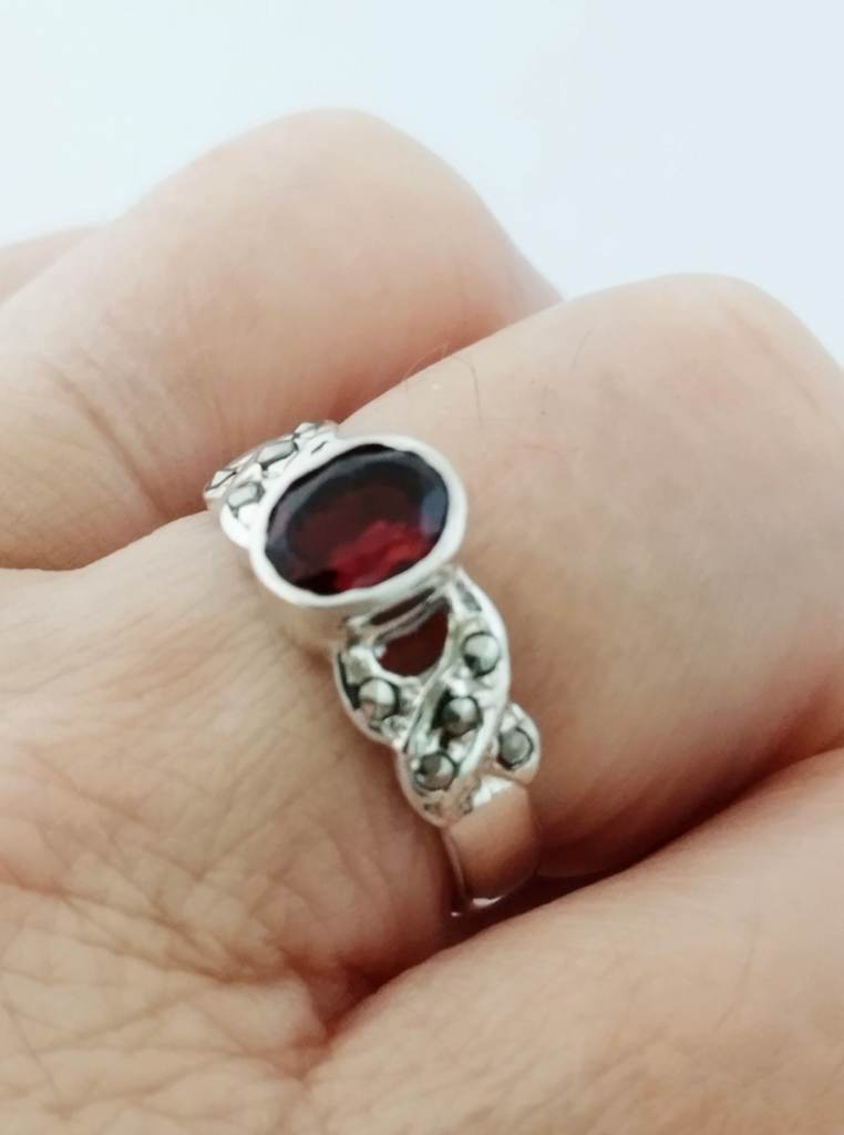 Silver 925 ring with oval garnet gemstone size K1/2