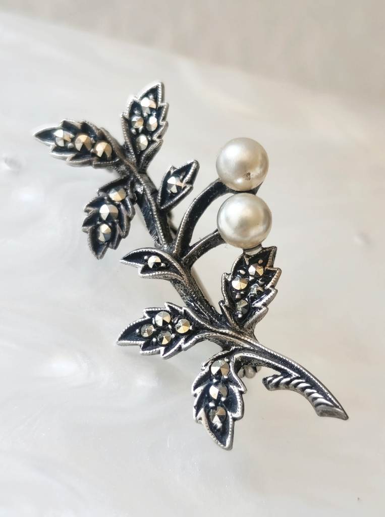 Silver tone Marcasite gem set leaf brooch with faux pearls