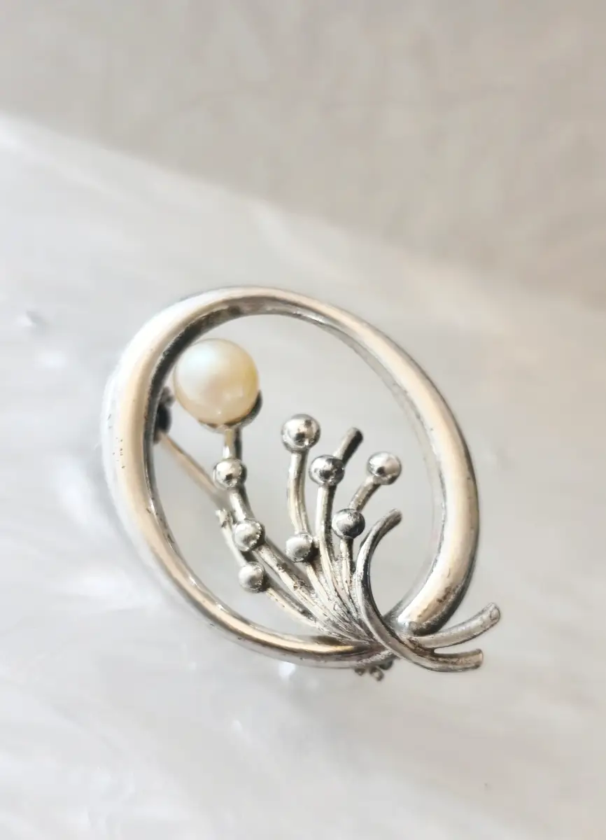 Silver tone & faux pearl oval fern brooch