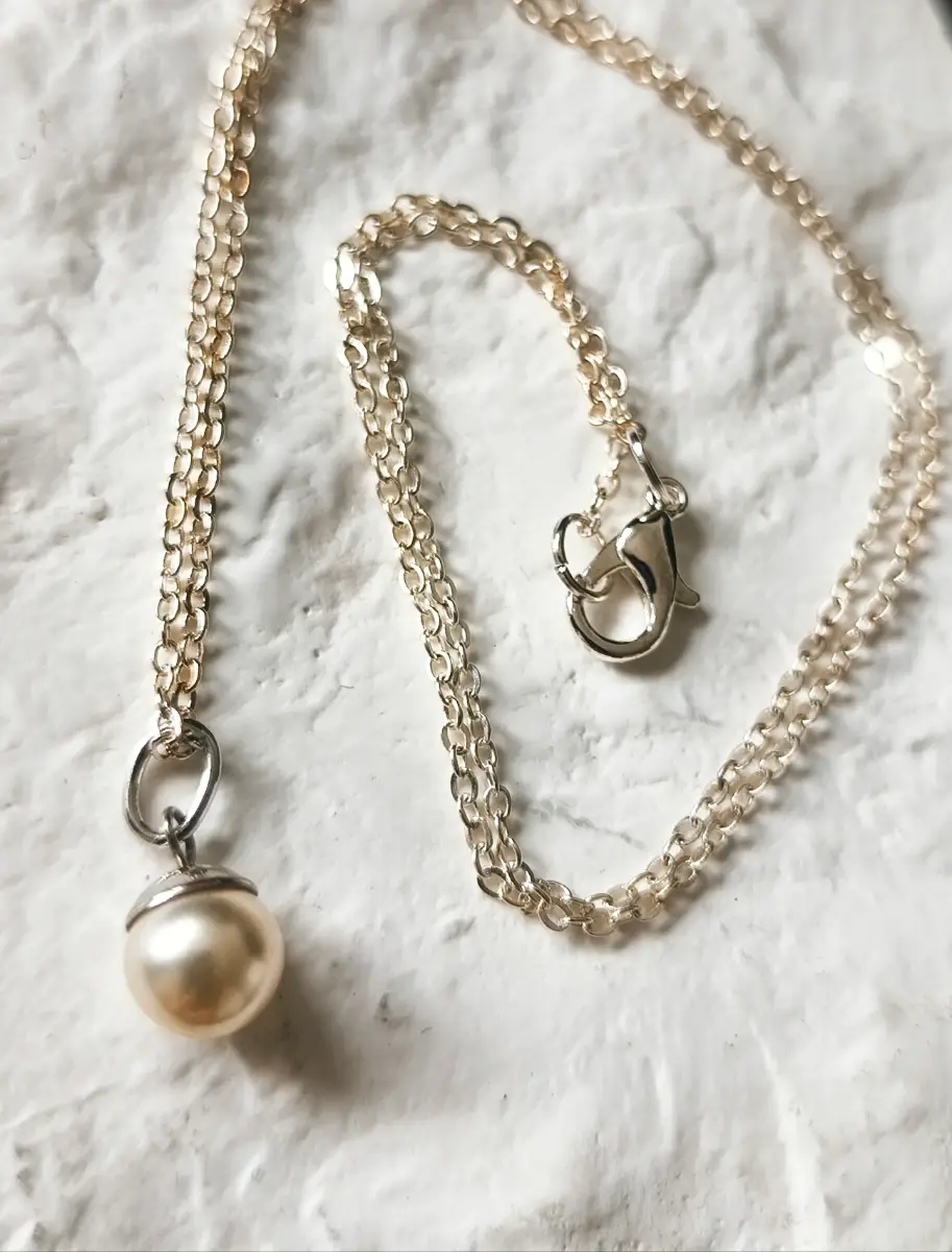 Faux pearl pendant & chain