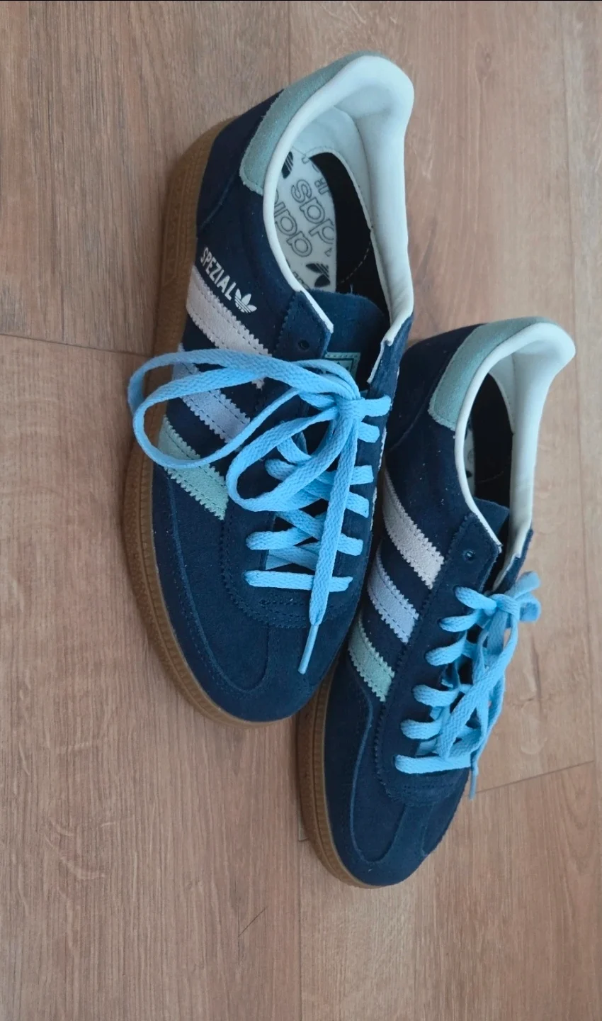 Adidas Handball Spezial trainers in Night Indigo navy suede with light blue stripes uk size 4