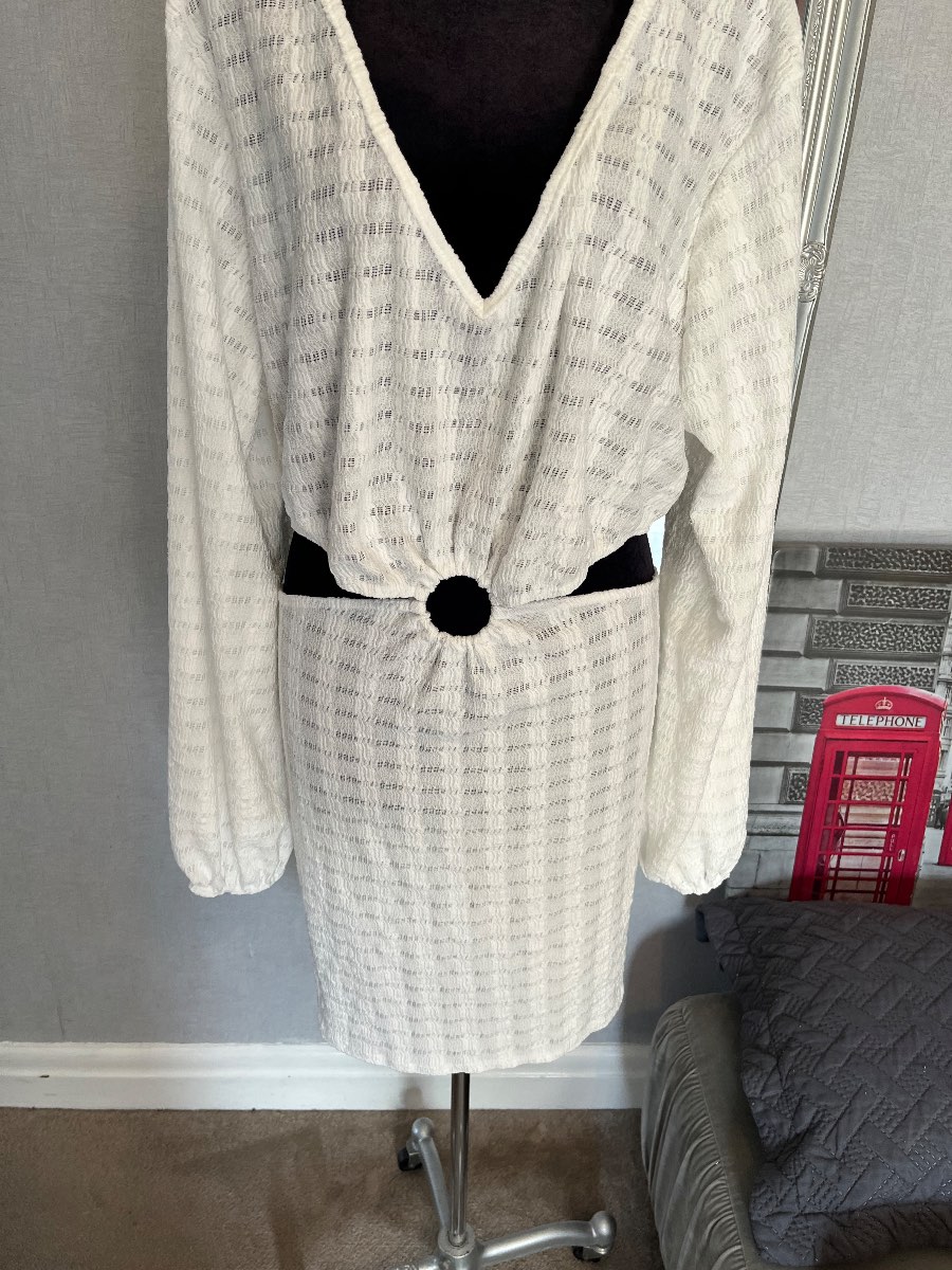 Boohoo White Long Sleeve V-Neck O-Ring Beach Dress size 26