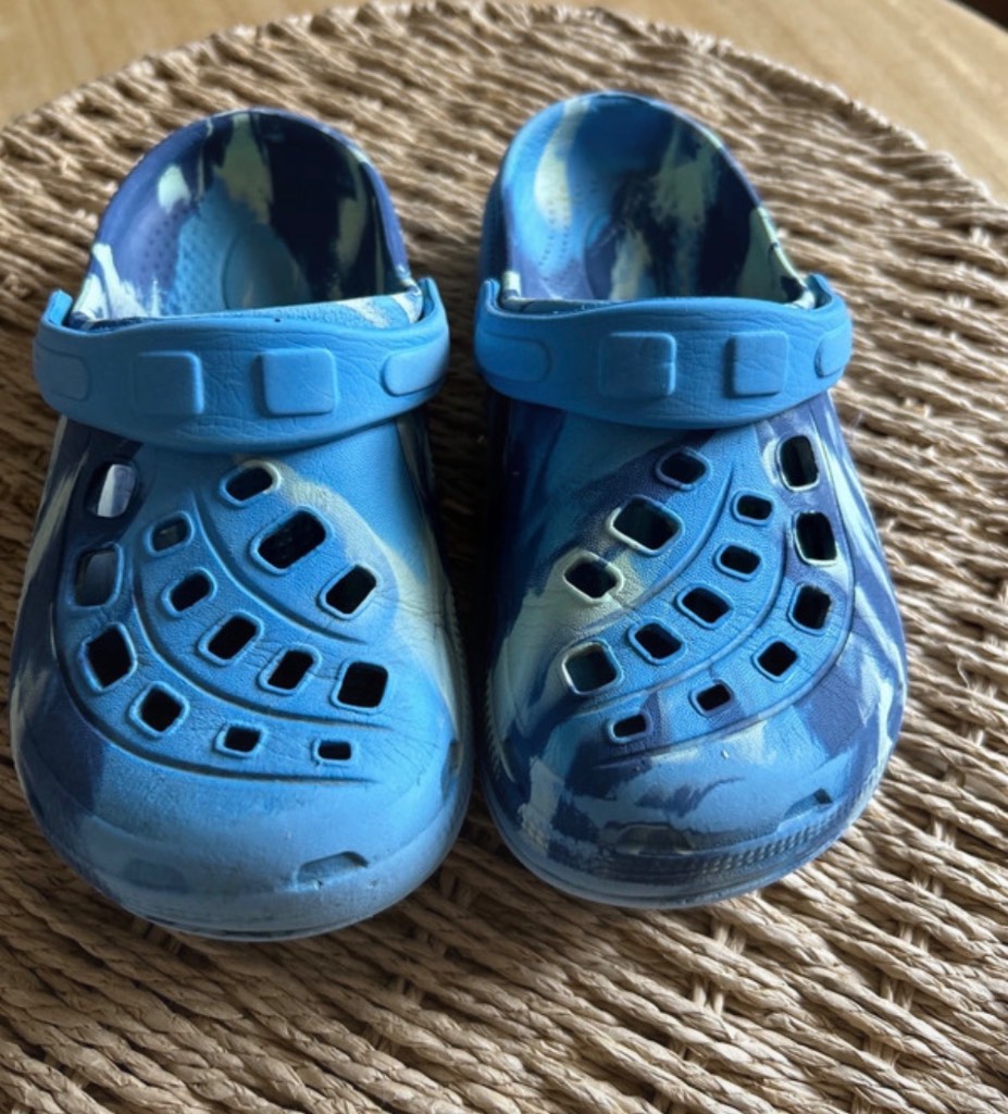 Croc style sandals size 8-9 junior