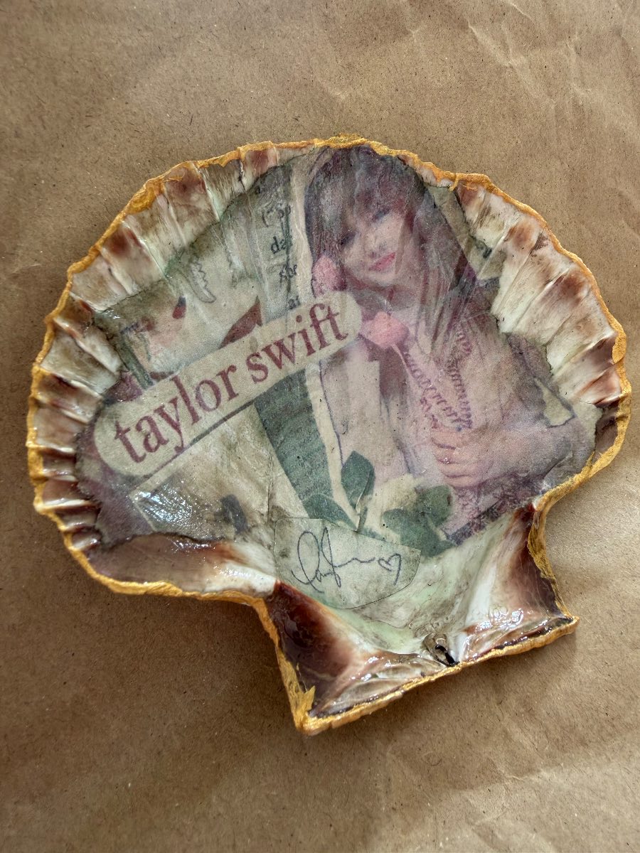 Vintage look Taylor Swift trinket