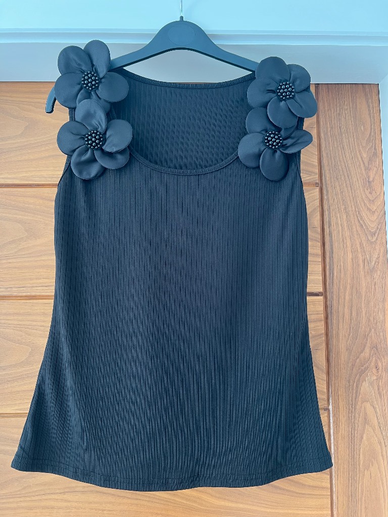 Ribbed Top with detailed floral appliqué’s