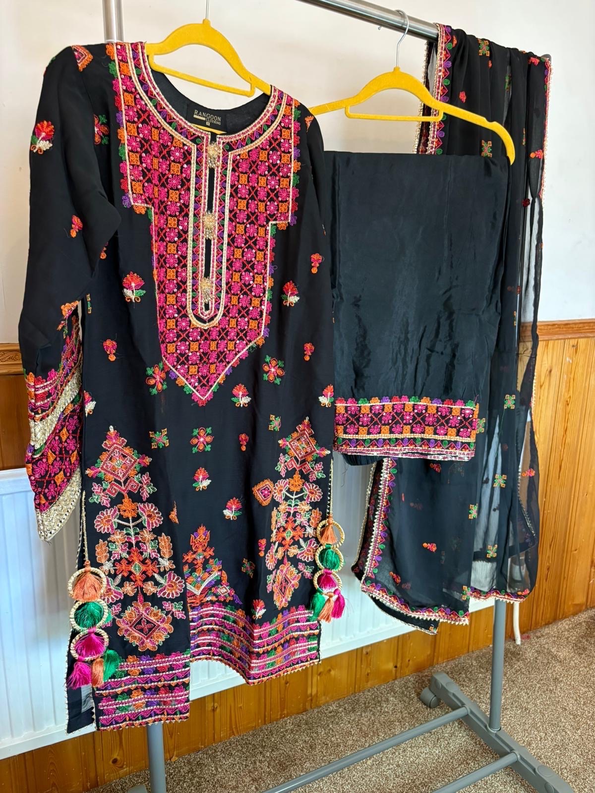 Pakistani shalwar kameez