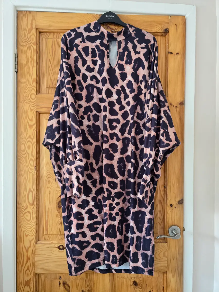 Bold Leopard Print Batwing Dress – Size 2XL (UK 20–22)